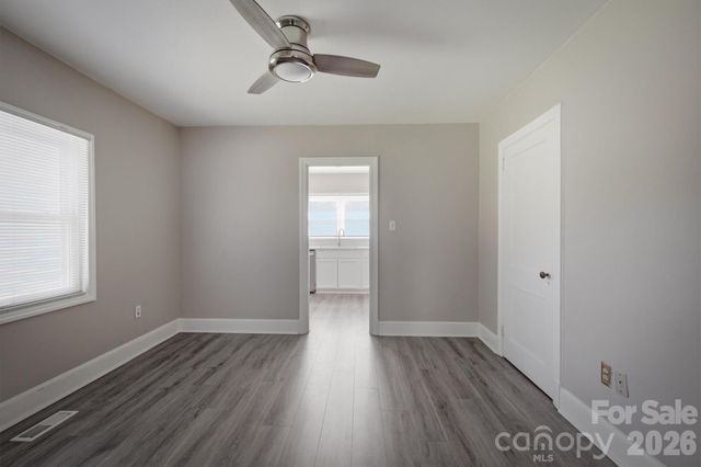1060 14th Avenue NW, Hickory, NC 28601