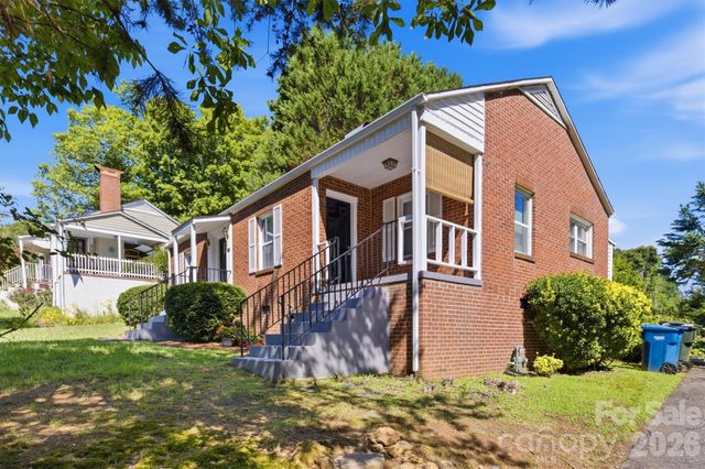 1060 14th Avenue NW, Hickory, NC 28601