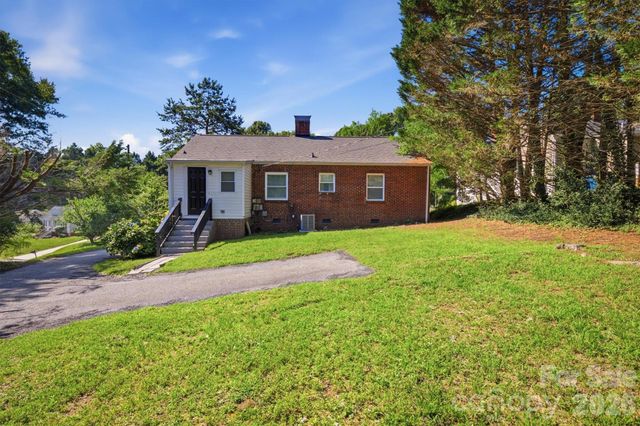 1060 14th Avenue NW, Hickory, NC 28601