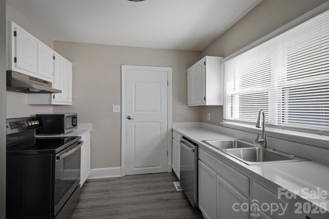 1060 14th Avenue NW, Hickory, NC 28601