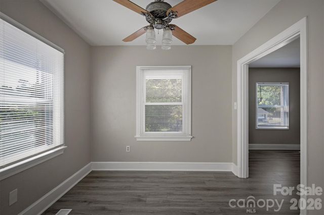 1060 14th Avenue NW, Hickory, NC 28601