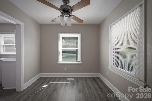 1060 14th Avenue NW, Hickory, NC 28601