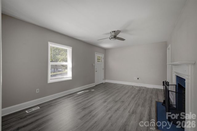 1060 14th Avenue NW, Hickory, NC 28601