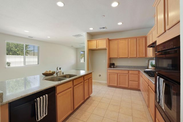 1395 Chestnut Hill Dr, Manteca, CA 95336