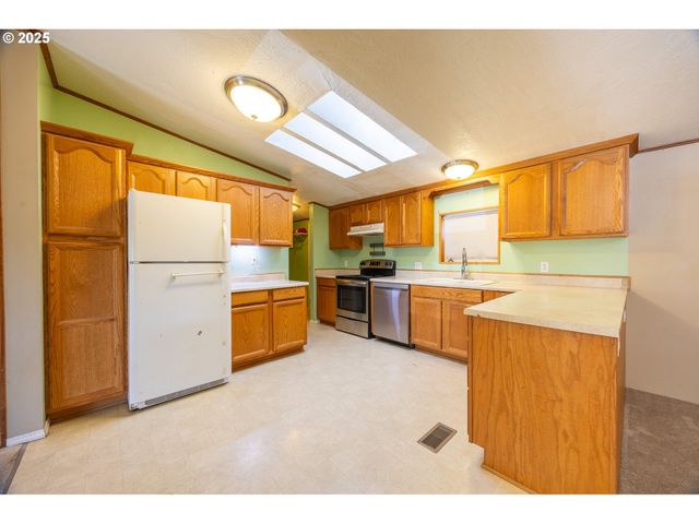 130 WALTER Ct, Roseburg, OR 97471