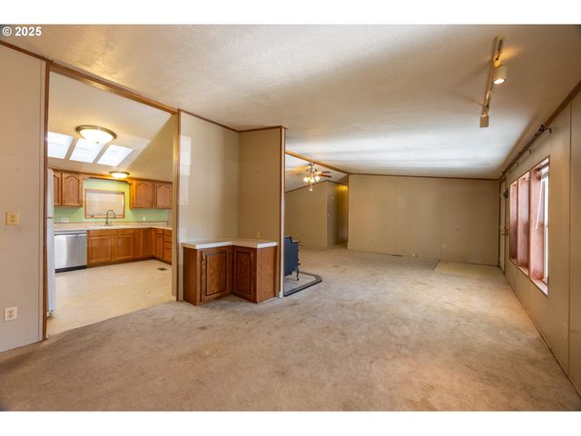 130 WALTER Ct, Roseburg, OR 97471