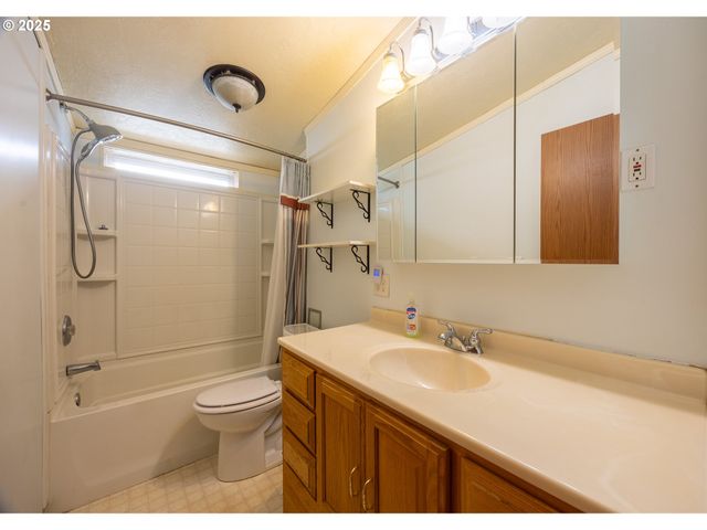 130 WALTER Ct, Roseburg, OR 97471