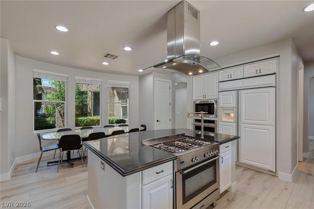 300 Kingsclear Court, Las Vegas, NV 89145
