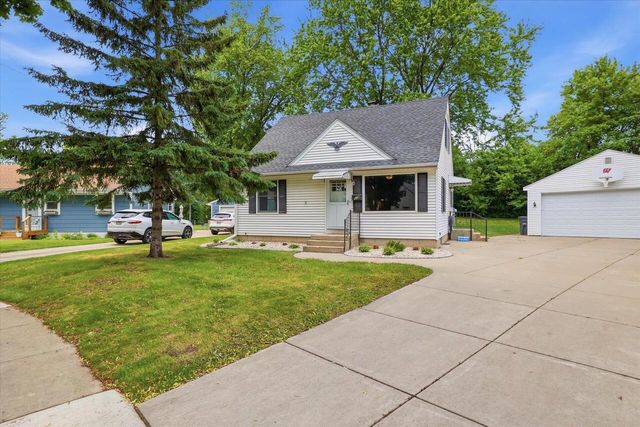 534 Peters DRIVE, Waukesha, WI 53188
