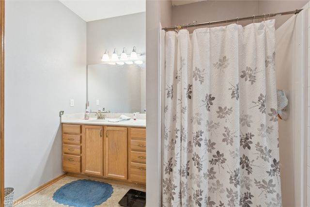 2107 W 4th Avenue, Indianola, IA 50125