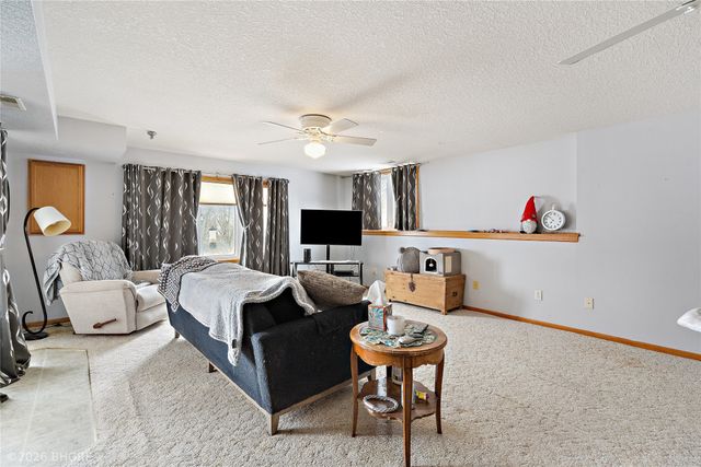 2107 W 4th Avenue, Indianola, IA 50125