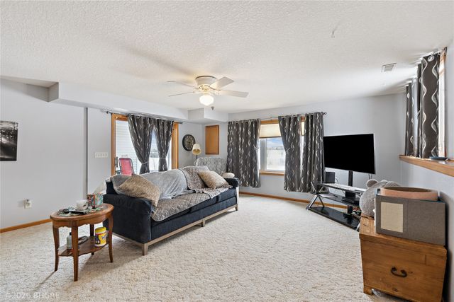 2107 W 4th Avenue, Indianola, IA 50125