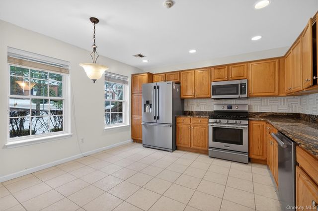 77 Jamie Court, Suffern, NY 10901