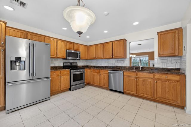 77 Jamie Court, Suffern, NY 10901