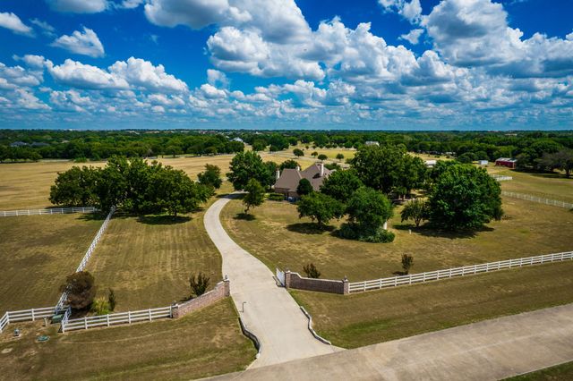 800 Locust Drive, Oak Leaf, TX 75154