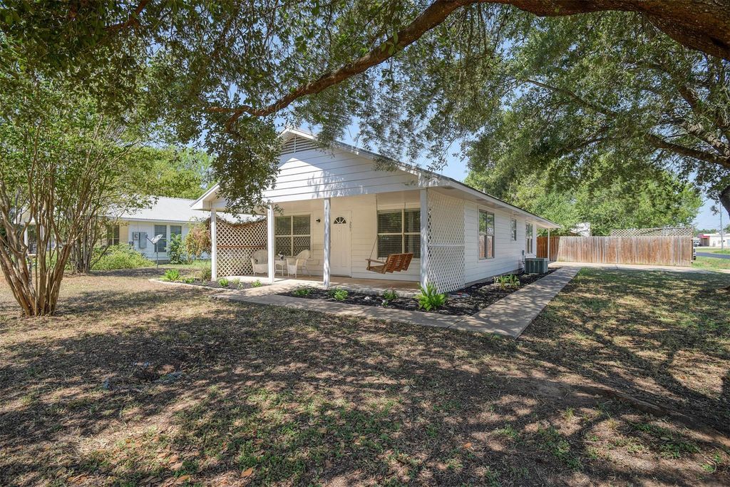 201 maynard ST, Bastrop, TX 78602