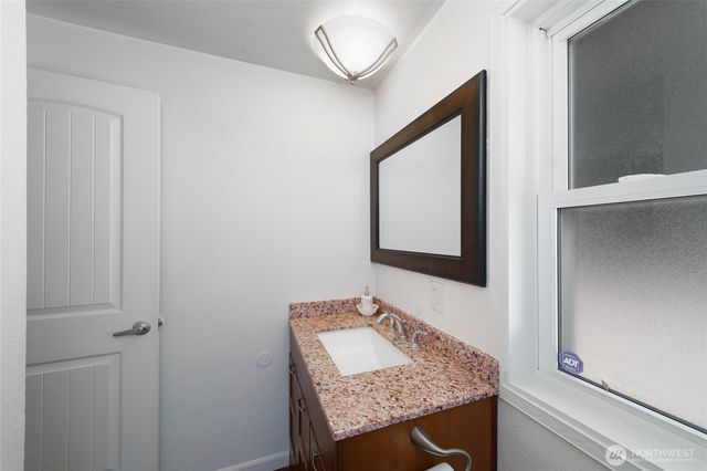 1074 N Estate Lane, Oak Harbor, WA 98277
