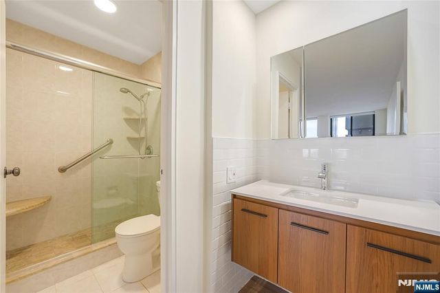 200 Winston 1001, Cliffside Park, NJ 07010