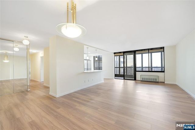 200 Winston 1001, Cliffside Park, NJ 07010