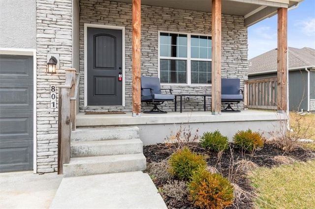 801 NW Hickory Ridge Drive, Grain Valley, MO 64029