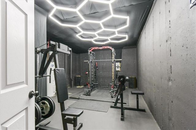 801 NW Hickory Ridge Drive, Grain Valley, MO 64029