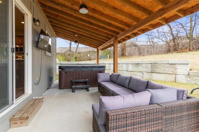 801 NW Hickory Ridge Drive, Grain Valley, MO 64029