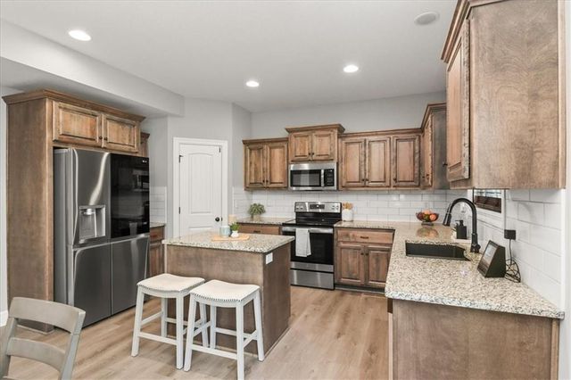 801 NW Hickory Ridge Drive, Grain Valley, MO 64029