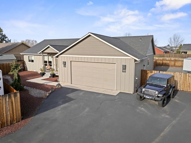 220 NW 28th Street, Redmond, OR 97756