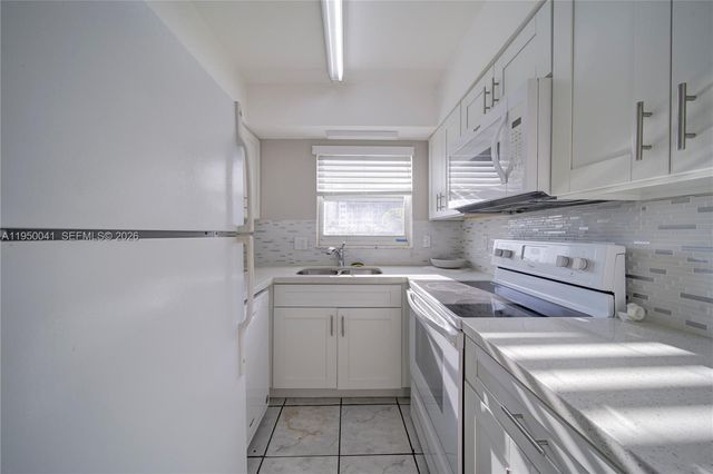 2855 NE 30th St B, Fort Lauderdale, FL 33306