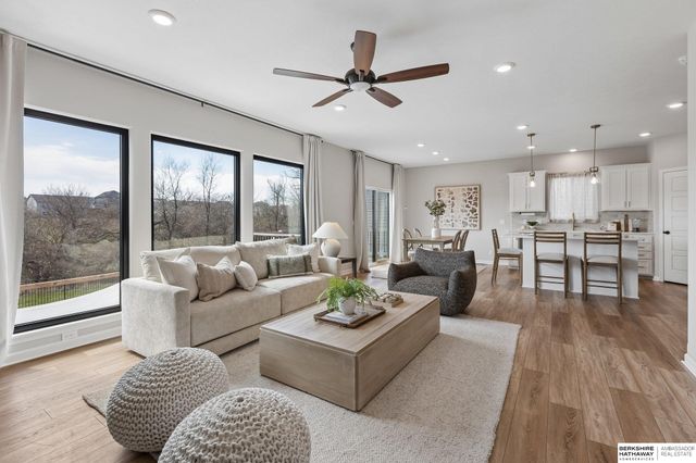 11161 Sunburst Drive, Papillion, NE 68046