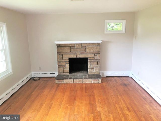 2060 BRIDGE RD, Schwenksville, PA 19473
