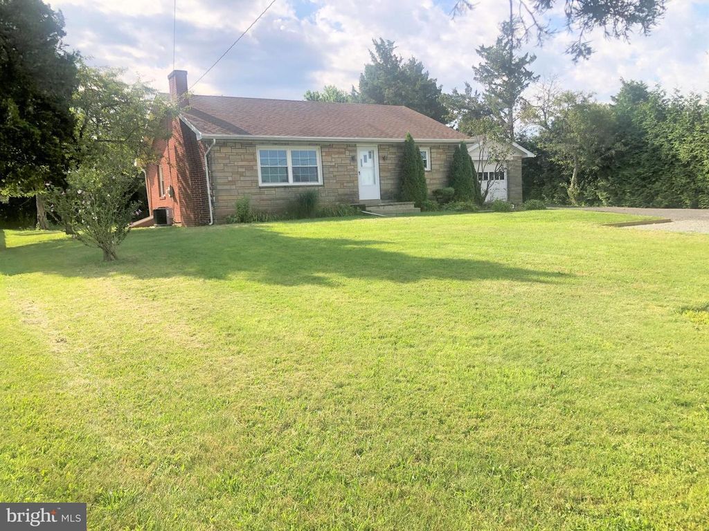 2060 BRIDGE RD, Schwenksville, PA 19473