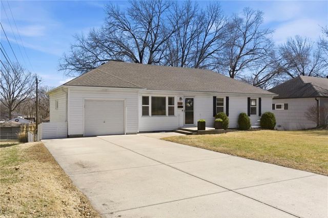 9237 Hemlock Street, Overland Park, KS 66212