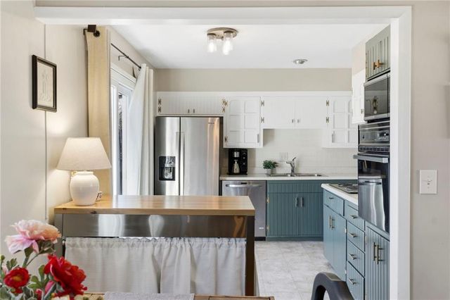 9237 Hemlock Street, Overland Park, KS 66212