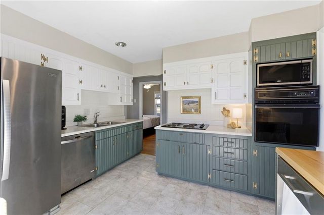 9237 Hemlock Street, Overland Park, KS 66212