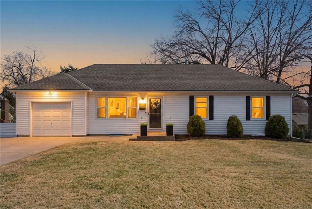 9237 Hemlock Street, Overland Park, KS 66212