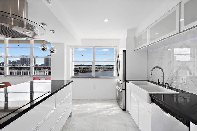 2801 NE 183rd St 1016W, Aventura, FL 33160