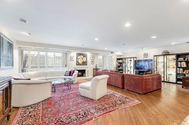 1220 Rudolph Road 3H, Northbrook, IL 60062