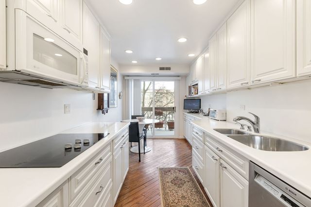 1220 Rudolph Road 3H, Northbrook, IL 60062