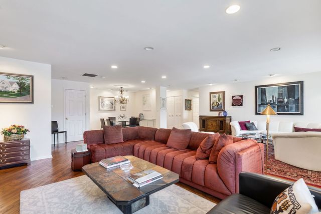 1220 Rudolph Road 3H, Northbrook, IL 60062