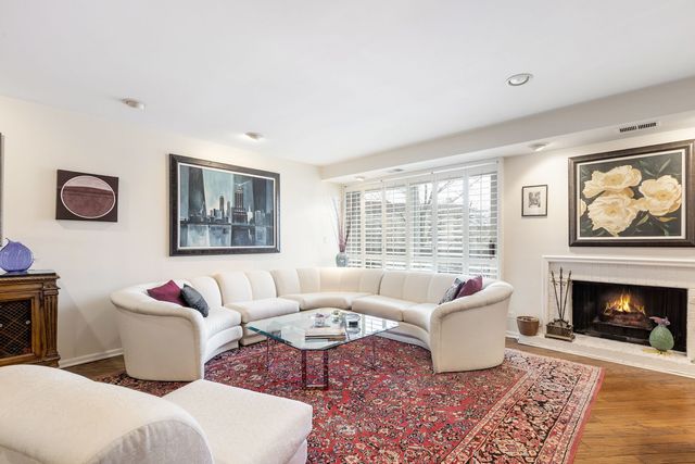 1220 Rudolph Road 3H, Northbrook, IL 60062