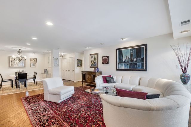 1220 Rudolph Road 3H, Northbrook, IL 60062