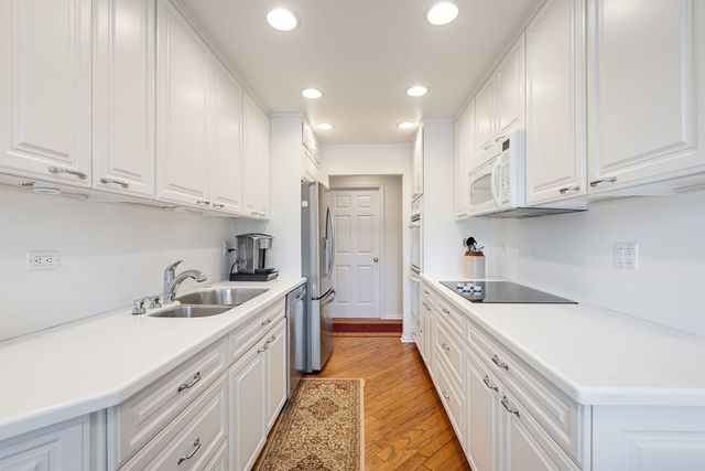 1220 Rudolph Road 3H, Northbrook, IL 60062