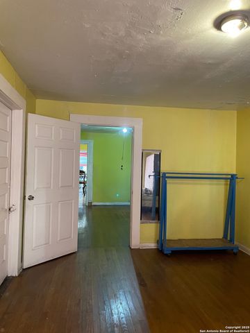 1002 Menchaca, San Antonio, TX 78207