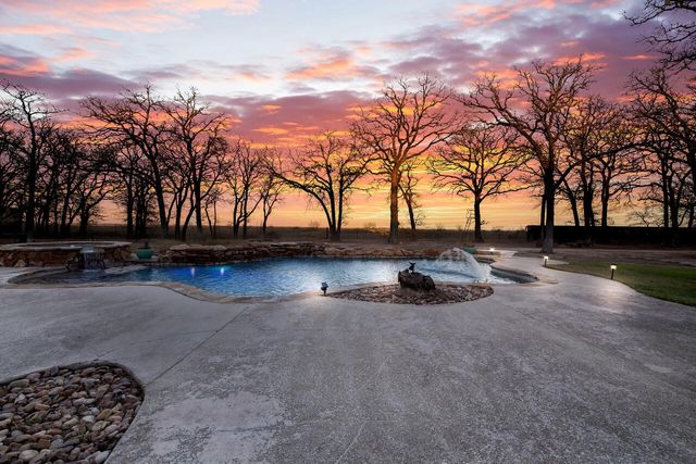 102 County Road 424A, Lorena, TX 76655