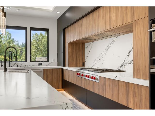 13041 THOMA Rd, Lake Oswego, OR 97034