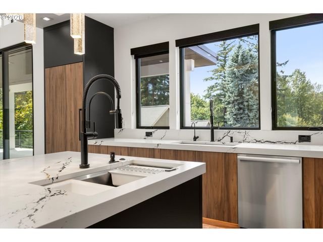 13041 THOMA Rd, Lake Oswego, OR 97034