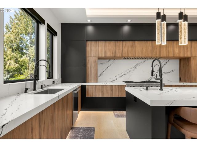 13041 THOMA Rd, Lake Oswego, OR 97034