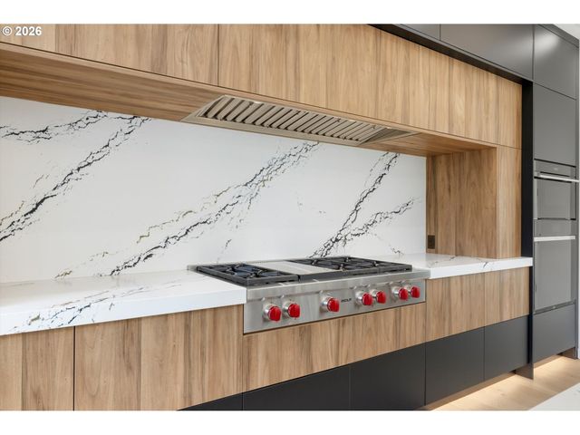 13041 THOMA Rd, Lake Oswego, OR 97034