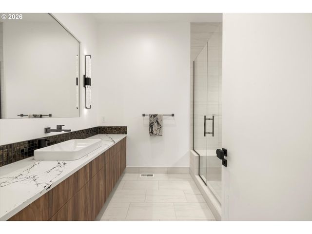 13041 THOMA Rd, Lake Oswego, OR 97034